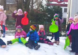 Zdjęcie przedstawia dzieci na górce.