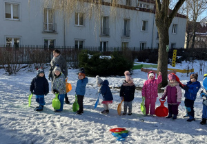 Na tym zdjęciu widać oczekujące na zjazd z górki na jabłuszkach.