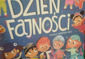 Zdjęcie przedstawia książkę, którą przyniosła pani bibliotekarka.