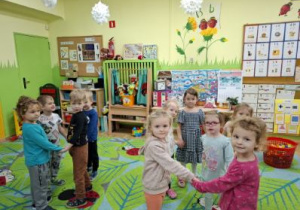 Na tym zdjęciu widać dzieci z grupy II podczas zabawy ruchowej.