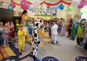 Zdjęcie przedstawia dzieci - reprezentatów poszczególnych grup - w konkursie "Taniec z krzesełkami".