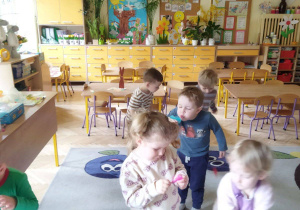 Na tym zdjęciu widać dzieci z grupy I podczas zabawy do opowiadania "Wielkanoc".