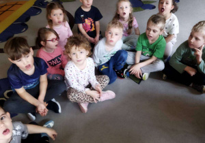 Zdjęcie przedstawia dzieci z grupy II wykonujące ćwiczenia narządów mowy.