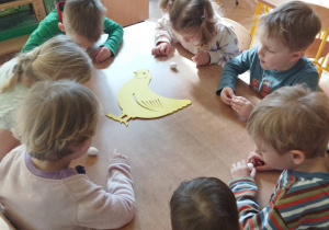 Zdjęcie przedstawia dzieci z grupy I podczas wykonywania ćwiczeń oddechowych "Kurka".