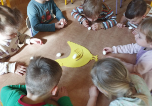 Zdjęcie przedstawia dzieci z grupy I podczas wykonywania ćwiczeń oddechowych "Kurka".