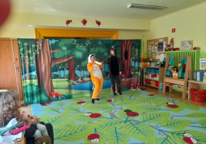 Zdjęcie przedstawia kolejną ze scen przedstawienia.