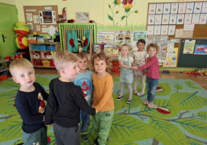 Na tym zdjeciu widać dzieci podczas zabawy "Tańczące motyle".