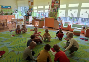 Na tym zdjeciu widać dzieci podczas zabawy "Tańczące motyle".