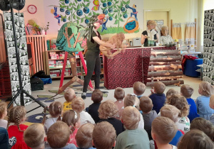 Zdjęcie przedstawia kolejną ze scen teatrzyku.