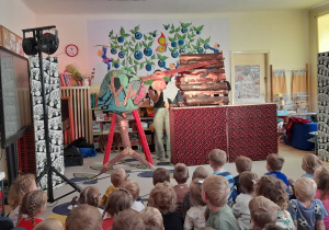 Zdjęcie przedstawia kolejną scenę teatrzyku.