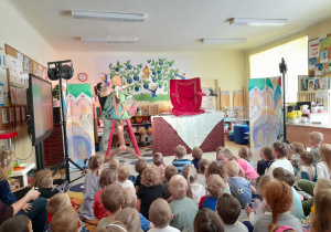 Zdjęcie przedstawia następną scenę teatrzyku.