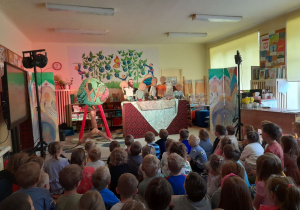 Zdjęcie przedstawia scenę ze wszystkimi kukiełkami grającymi w teatrzyku oraz dzieci.