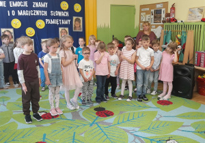 N atym zdjęciu widać dzieci z grupy III recytujące wierszyk o "magicznych" słowach.
