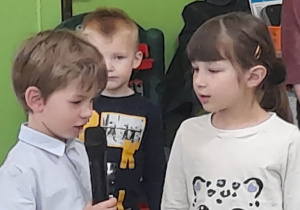 Na tym zdjęciu widać Julka oraz Kalinę z grupy III recytujących wiersz.