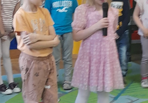 Zdjęcie przedstawia Kamila i Wandę z grupy III recytujących wiersz.