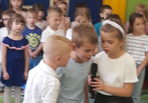Na tym zdjęciu widać Fabiana, Wiktora i Lenę z grupy IV recytujących wiersz.