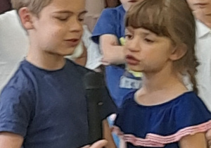 Na tym zdjęciu widać Maksyma i Maję z grupy IV recytujących wiersz.