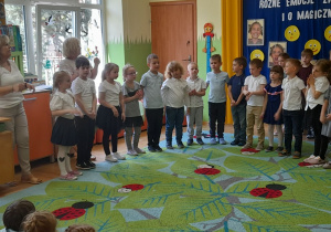 Zdjęcie przedstawia dzieci z grupy IV śpiewające piosenkę.
