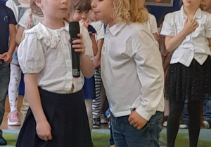Na tym zdjęciu widać Adelkę i Filipa z grupy IV recytujących wiersz.