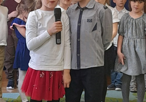 Na tym zdjęciu widać Helenkę i Olka z grupy IV recytujących wiersz.