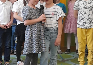 Na tym zdjęciu widać Hanię T. i Marysię z grupy IV recytujące wiersz.