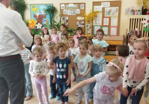 Na tym zdjęciu widać prowadzącego, który zaprasza dzieci do wspólnej zabawy.
