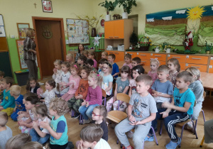 Zdjęcie przedstawia dzieci podczas koncertu.