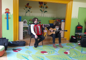 Na tym zdjęciu widać akordeonistę oraz gitarzystę.