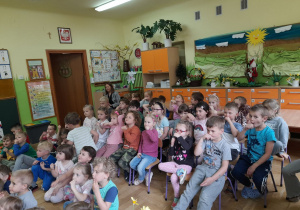 Na tym zdjęciu widać dzieci uczestniczące w koncercie.