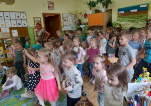 Na tym zdjęciu widać dzieci bawiące się przy muzyce biesiadnej.