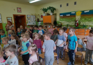 Na tym zdjęciu widać dzieci bawiące się przy muzyce biesiadnej.