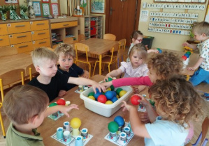 Na tym zdjęciu widać dzieci z grupy II podczas wykonywania zadań matematycznych.