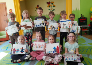 Zdjęcie przedstawia wszystkie dzieci preznetujące namalowane przez siebie ilustracje do wysłuchanego tekstu.