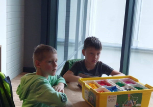 Zdjęcie przedstawia Miłosza i Tymka podczas zajęć z kodowania.