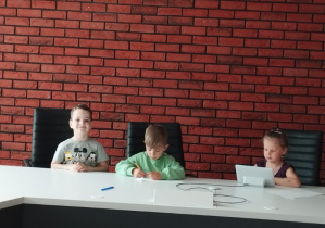 Na tym zdjęciu widać Olka, Filipa i Alę R. przy biurku w jednym z pomieszczeń banku.