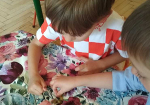 Na tym zdjęciu widać Julka i Stasia z grupy III wykonujących doświadczenie.
