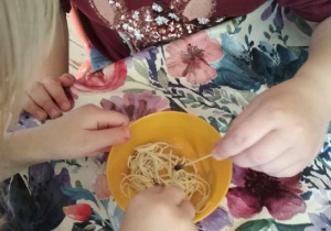Na tym zdjęciu widać, jak dziewczynki mieszają produkty użyte w doświadczeniu.