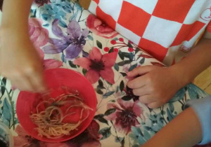 Na tym zdjęciu widać, jak makaron pod wpływem jodyny zabarwia się.
