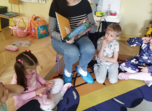 Głośne czytanie przez panią bibliotekarkę