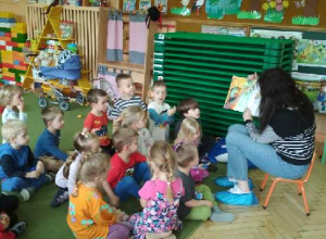 Głośne czytanie przez panią bibliotekarkę
