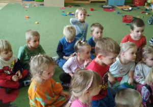 Na tym zdjęciu widać dzieci słuchające bajki czytanej przez naszego gościa.