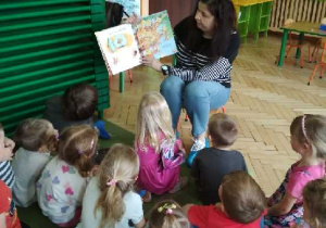 Na tym zdjęciu widać dzieci słuchające bajki czytanej przez naszego gościa.
