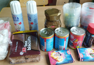 Na tym zdjęciu widać produkty użyte do wykonania deseru.