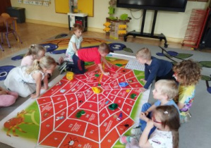 Zdjęcie przedstawia dzieci przy jednej z gier.