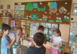 Zdjęcie przedstawia dzieci z grupy IV podczas zabawy z bańkami mydlanymi.