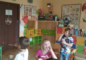 Zdjęcie przedstawia dzieci z grupy III podczas zabawy z bańkami mydlanymi.
