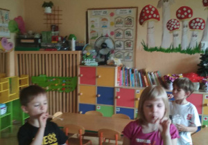 Na tym zdjęciu widać Stasia W., Wandę i Julka z grupy III podczas zabawy z bańkami mydlanymi.