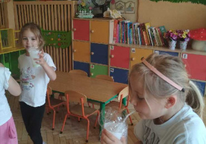 Na tym zdjęciu widać Helenkę i Celinkę z grupy IV podczas zabawy z bańkami mydlanymi.
