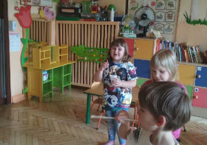 Na tym zdjęciu widać Marysię, Julka i Wandę z grupy III podczas zabawy z bańkami mydlanymi.