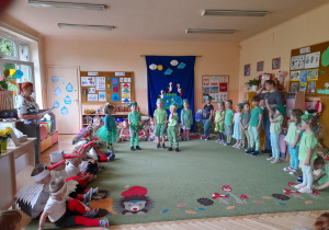Na tym zdjęciu widać dzieci z grupy II recytujące wierszyk oraz pozostałe dzieci.